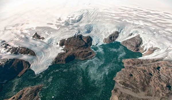 Băng tan chảy ở cả hai cực của Trái Đất do khí hậu đang ấm dần lên. (Nguồn: The Boston Globe).