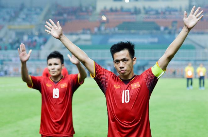 Văn Quyết (số 10) và Quang Hải (số 19) là 2 trong số 8 cầu thủ của Hà Nội FC được HLV Park Hang Seo triệu tập để chuẩn bị cho AFF Cup 2018