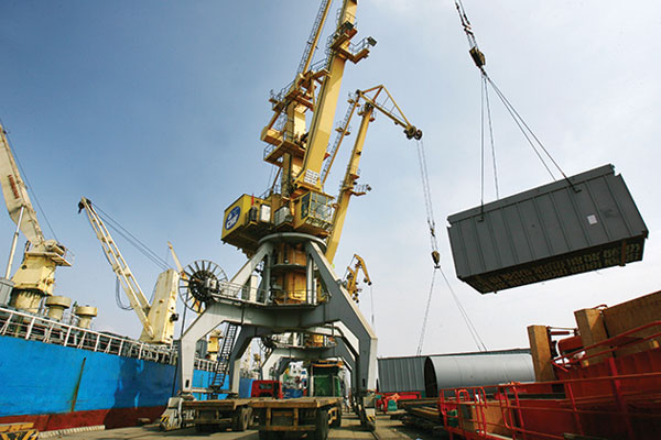 Các hãng tàu nước ngoài đang thu phí xếp dỡ container tại cảng từ doanh nghiệp cao trong khi trả phí cho cảng thấp - Ảnh: Trần Hải