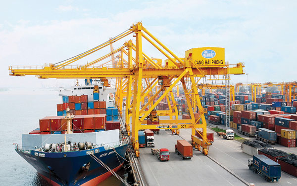 Giá dịch vụ trong đó có xếp dỡ container tại cảng biển Việt Nam hiện thấp hơn rất nhiều so với các nước trong khu vực Đông Nam Á - Ảnh: CHP