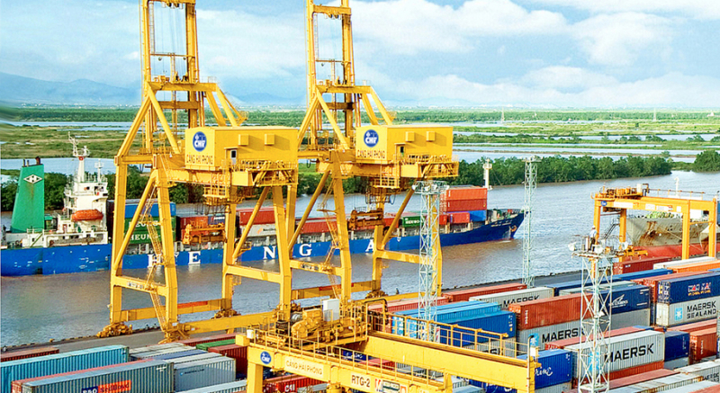 Cảng biển khu vực Hải Phòng đang ở tình trạng cung lớn hơn cầu nên bị các hãng tàu nước ngoài dễ dàng ép giá dịch vụ bốc xếp container - Ảnh minh họa