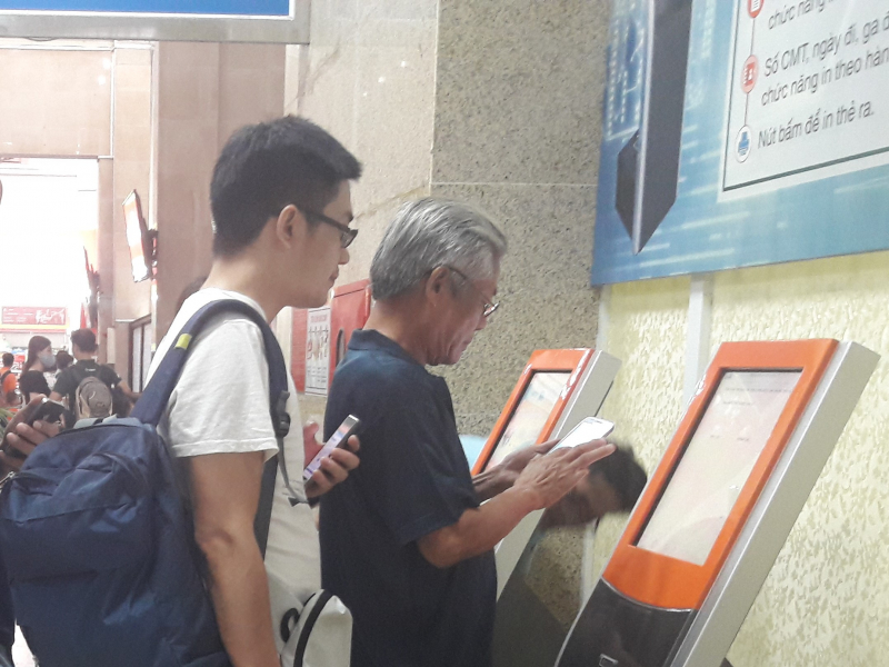 Hành khách cần điền đầy đủ thông tin theo giấy tờ tùy thân khi mua vé tàu online