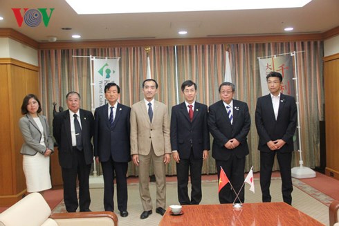 Thị trưởng thành phố Sakai (thứ 2 từ phải sang) tiếp đoàn công tác của VCCI và thành phố Cần Thơ.