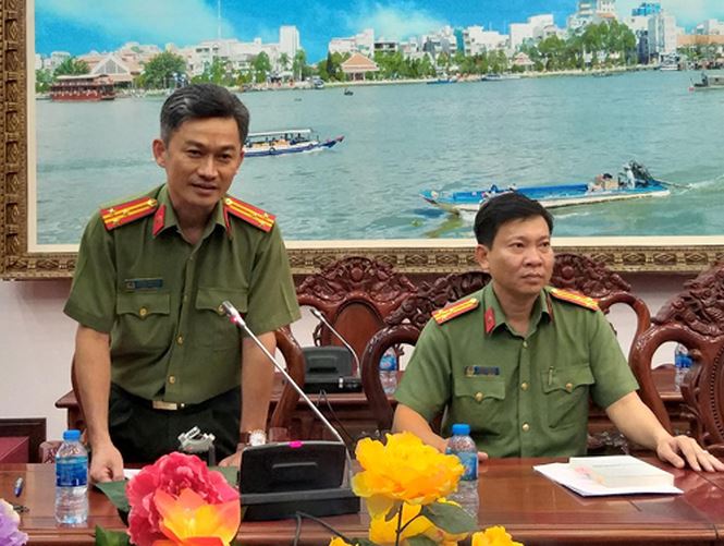 Thượng tá Trần Văn Dương (đứng) trả lời tại họp báo. Ảnh: Kim Hà