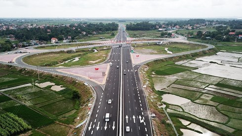 Cao tốc Hạ Long - Hải Phòng và Cầu Bạch Đằng thông xe từ 1/9/2018, rút ngắn thời gian di chuyển bằng ôtô từ Hà Nội đến Hạ Long từ 3,5 giờ xuống còn 1,5 giờ.