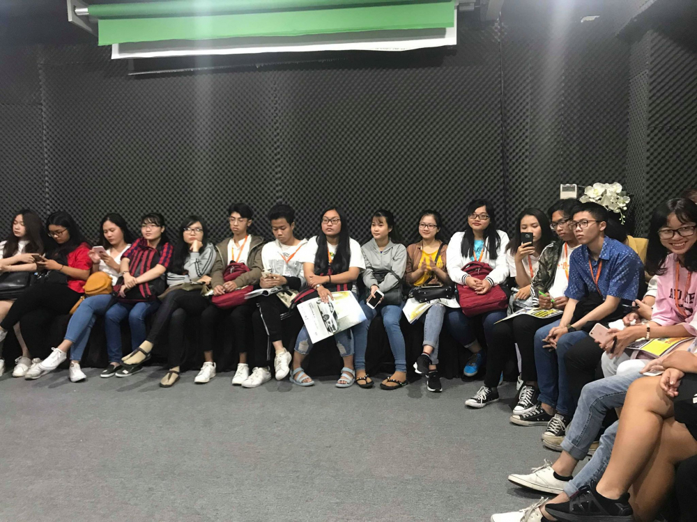 Các bạn sinh viên khoa Xã hội & Nhân văn, Đại học Văn Lang rất háo hức lắng nghe những chia sẻ của nhà báo Nguyễn Tường Minh