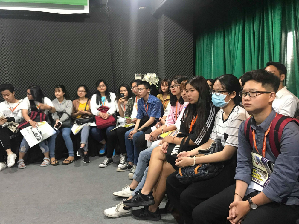 Chuyến viếng thăm toà soạn báo Người Tiêu Dùng rất bổ ích đối với các bạn sinh viên khoa Xã hội & Nhân văn, Đại học Văn Lang 