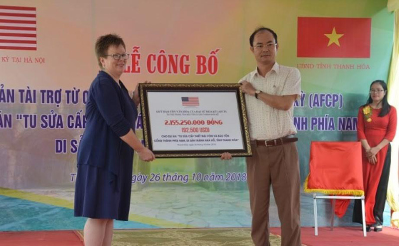 Bà Molly Stephenson, Tham tán Thông tin Văn hóa của Đại sứ quán Hoa Kỳ trao khoản tài trợ dự án cho đại diện Trung tâm bảo tồn di sản Thành Nhà Hồ  