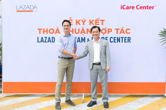 Tổng Giám đốc iCare Center, ông Nguyễn Đình Quốc Tú (phải) và CEO Lazada Việt Nam, ông Alexandre Dardy trong một buổi ký kết hợp tác