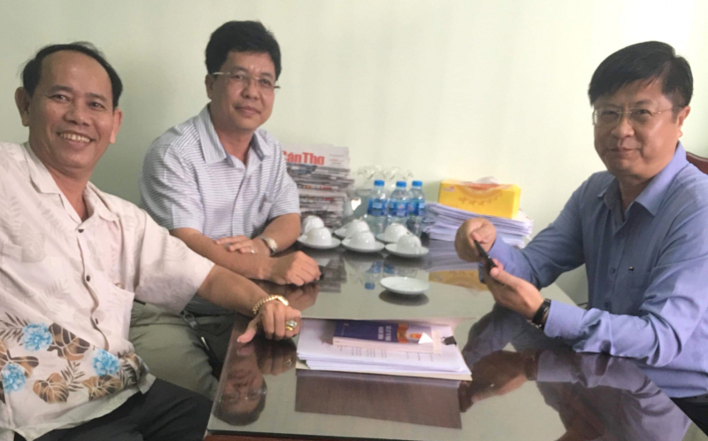 Phó chủ tịch UBND TP Cần Thơ Trương Quang Hoài Nam và ông Lê Hồng Lực (người ngồi giữa) cùng luật sư Nguyễn Trường Thành (Văn phòng luật sư Vạn Lý) tại buổi làm việc ngày 6/11.