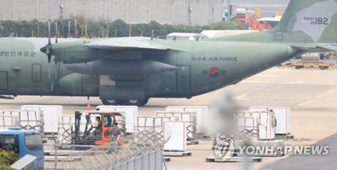 Máy bay vận tải C-130 chở quýt đến Triều Tiên. Ảnh: Yonhap News.