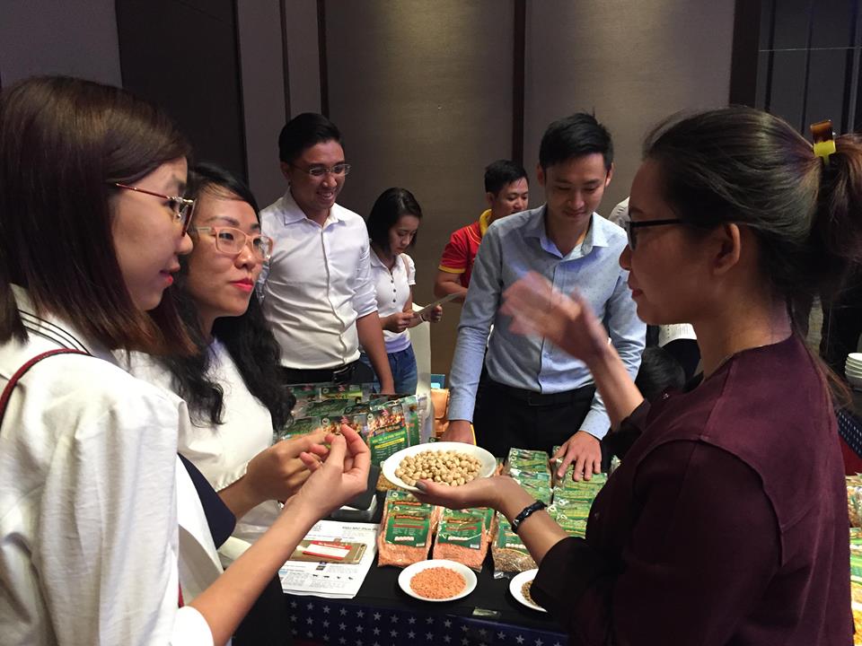 Đại diện nhà nhập khẩu phân phối Trung Minh Thanh được BTC giới thiệu về các sản phẩm đậu khô Hoa Kỳ