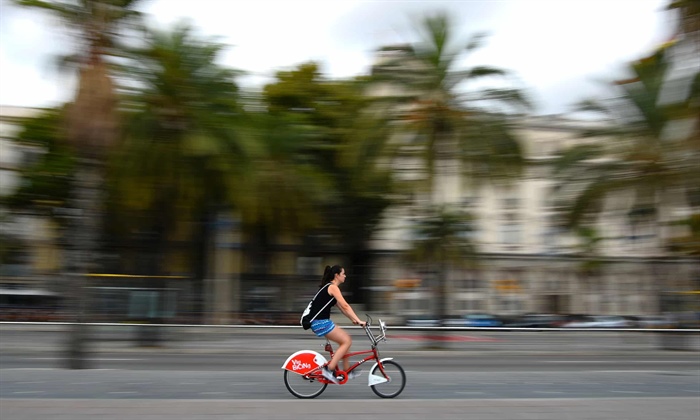 Du khách đặt chân đến Barcelona không thể không nhìn thấy những chiếc xe đạp Bicing màu đỏ và trắng đặc biệt