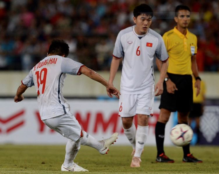 Đội tuyển Việt Nam (áo trắng) phung phí rất nhiều cơ hội ngon ăn trong trận đấu với Myanmar