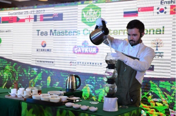 Trình diễn kỹ năng pha chế trà tại cuộc thi nghệ nhân trà thế giới. Ảnh: BTC