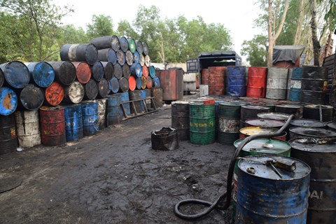 Hàng trăm thùng phi chứa dầu nhớt thải vừa qua tái chế, chuẩn bị được đem đi bán.