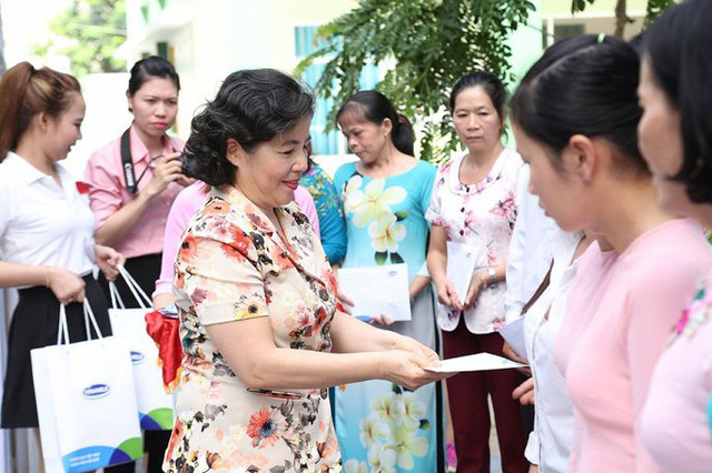 Bà Mai Kiều Liên - Tổng Giám đốc Vinamilk trao quà hỗ trợ các thầy cô giáo có hoàn cảnh khó khăn nhân lễ tổng kết 10 năm Sữa học đường tỉnh Bà Rịa -Vũng Tàu và triển khai chương trình năm 2017.