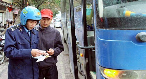 Thanh tra Sở Giao thông - Vận tải Hà Nội xử lý xe dừng đón, trả khách sai quy định. Ảnh: Mạnh Hà
