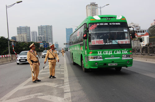 Cảnh sát giao thông (Công an TP Hà Nội) kiểm tra xe khách vi phạm tại đường Vành đai 3 trên cao.
