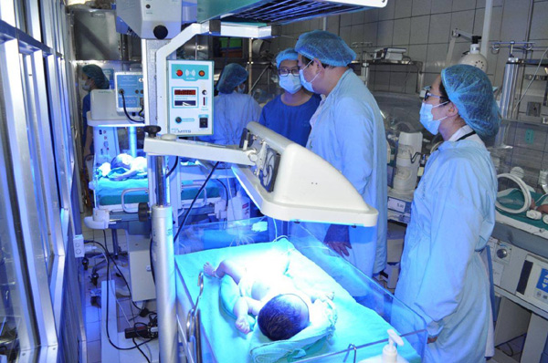 Trẻ sơ sinh bị nhiễm khuẩn bệnh viện được chăm sóc, điều trị tại Bệnh viện Bạch Mai.