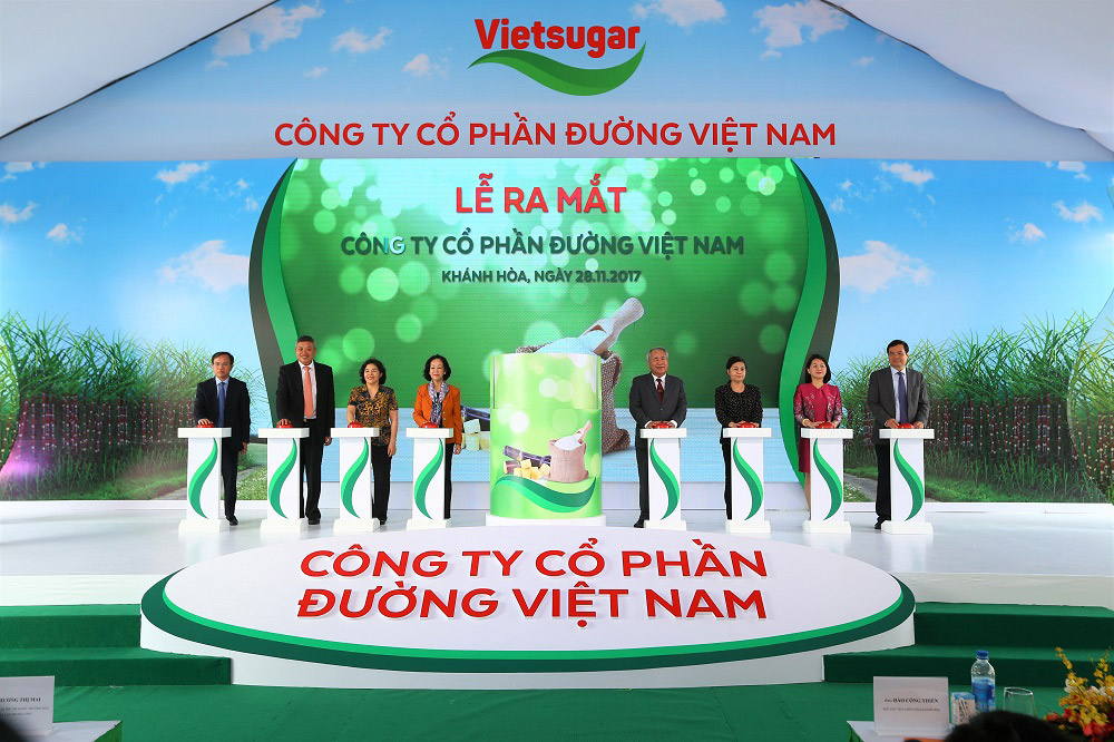 Các khách mời tham quan lịch sử phát triển của Công ty cổ phần đường Việt Nam