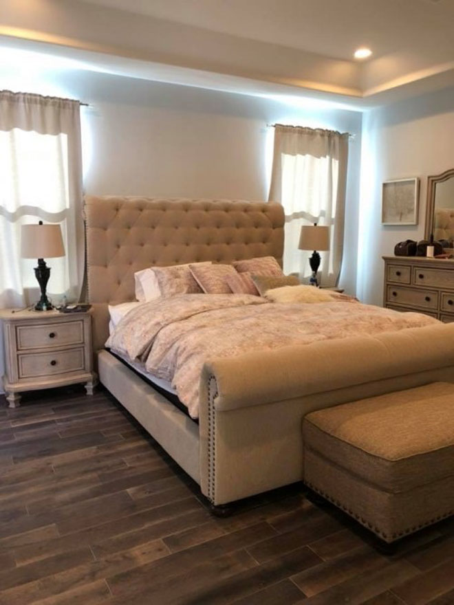 Phòng ngủ của hai vợ chồng cũng được thiết kế tỉ mỉ, sang trọng với sàn gỗ và phông nền màu trắng.