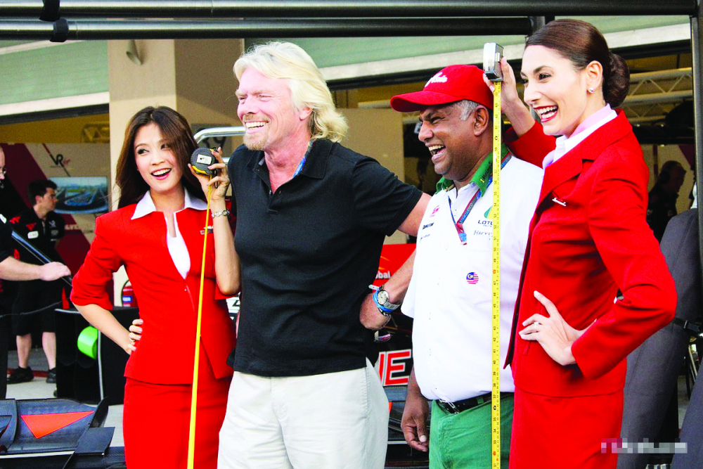Tony Fernandes cùng với Sir Richard Branson - CEO và người sáng lập của Tập đoàn Virgin Group sở hữu nhiều hãng hàng không giá rẻ trên thế giới