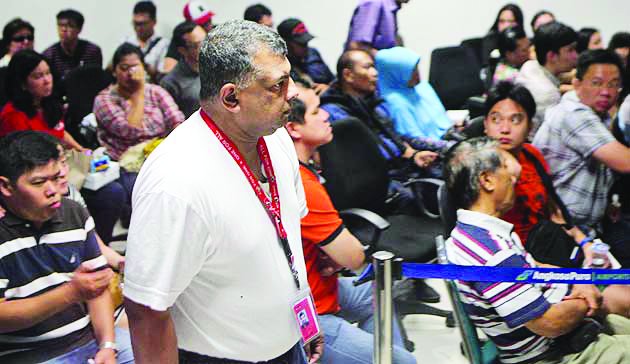 Tony Fernandes cùng với người nhà của các nạn nhân trên máy bay QZ8501