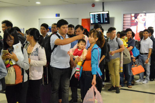 Dự kiến dịp Tết 2018, lượng hành khách qua sân bay Tân Sơn Nhất tăng 25%. Trong ảnh: Hành khách làm thủ tục tại sân bay Tân Sơn Nhất dịp Tết 2017 Ảnh: TẤN THẠNH