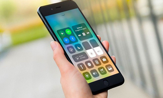 iOS 11 đang bị nghi ngờ giết chết những mẫu iPhone đời cũ để ép người dùng mua iPhone mới. Ảnh: iDropnews.