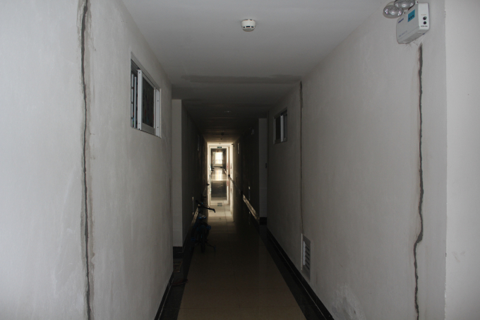 Tường hành lang và tường của các căn hộ cũng xuất hiện nhiều vết nứt.