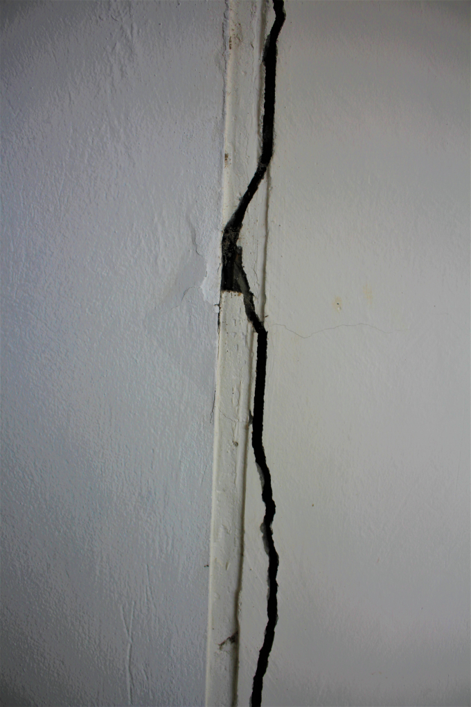 Những vết nứt lớn  trên tường kéo dài từ 2 - 3 m.