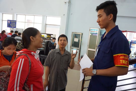 Nhân viên ngành đường sắt kiểm tra và hướng dẫn hành khách mua vé tại ga Sài Gòn