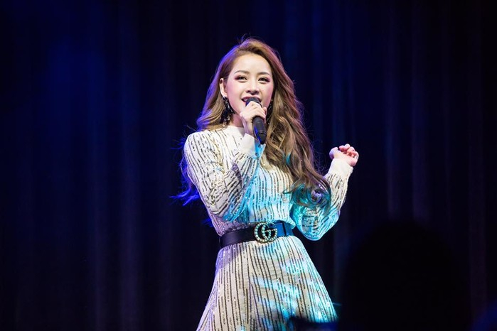 Chi Pu tự tin biểu diễn trên sân khấu với vai trò ca sĩ. Ảnh: Yan News