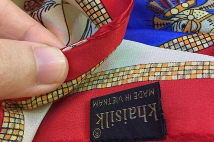 Khaisilk “made in Vietnam” bị phát hiện dùng polyester công nghiệp, không hề có lụa (Ảnh: Vietnamnet)