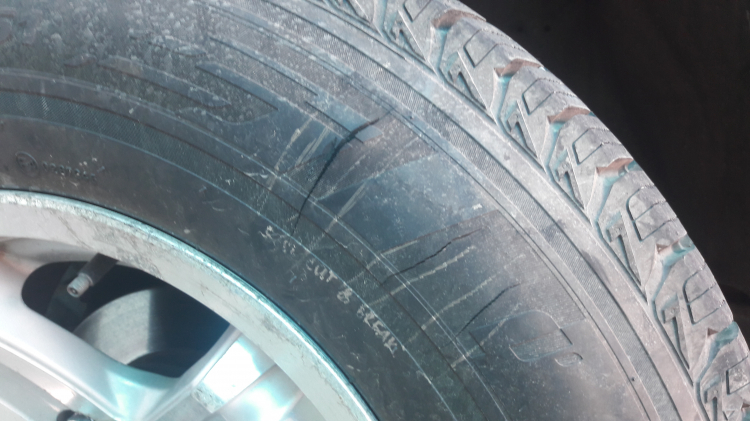 Ngoài một vết chém do “đá văng” thì lốp xe Kumho còn có 2 vết nứt khác (Ảnh: PV)