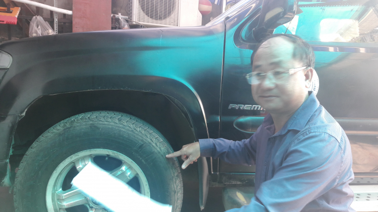 Ông Đỗ Quí Toàn nghi ngờ đây là lốp xe bị lỗi được tuồn ra ngoài tiêu thụ (Ảnh: PV)
