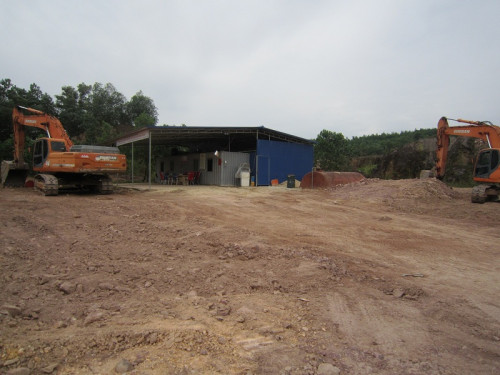 Công ty Tân Hưng Thịnh cho dựng nhà cửa, máy múc cho khai thác đất đá. 