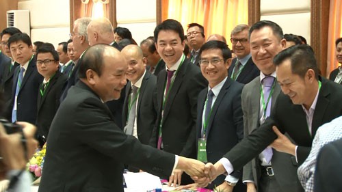 Thủ tướng Nguyễn Xuân Phúc gặp gỡ đại biểu tại Diễn đàn Phát triển thị trường cho ngành rau củ quả và giải pháp phát triển hệ thống logistics phục vụ nông nghiệp - nông thôn Ảnh: LÊ HỒNG HẢI