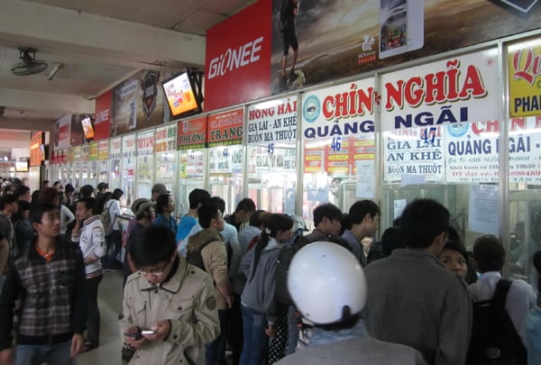 Hành khách mua vé xe Tết tại bến xe Miền Đông