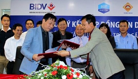 Lễ ký hợp đồng tín dụng 1.350 tỷ đồng xây dựng công trình cầu Việt Trì từ tháng 11/2014 có sự tham dự của ông Đinh Ngọc Hệ (Út trọc). Ảnh: Báo Giao thông