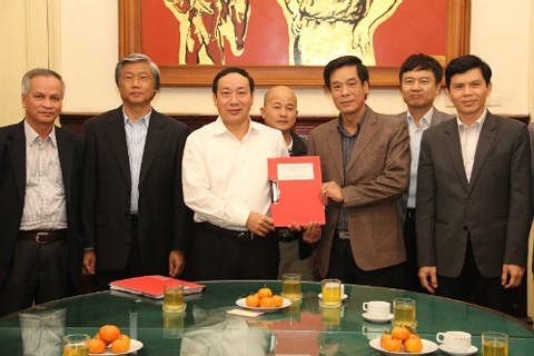 Ông Đinh Ngọc Hệ (đứng giữa, hàng sau) tại lễ ký kết hợp đồng dự án đầu tư xây dựng cầu Việt Trì mới theo hình thức BOT. Ảnh Mt.gov.vn.