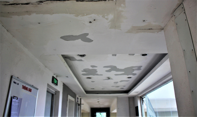 Các mảng tường bị bong tróc vì thấm nước xuất hiện ngay trong hành lang của tầng 2 nhà D9.