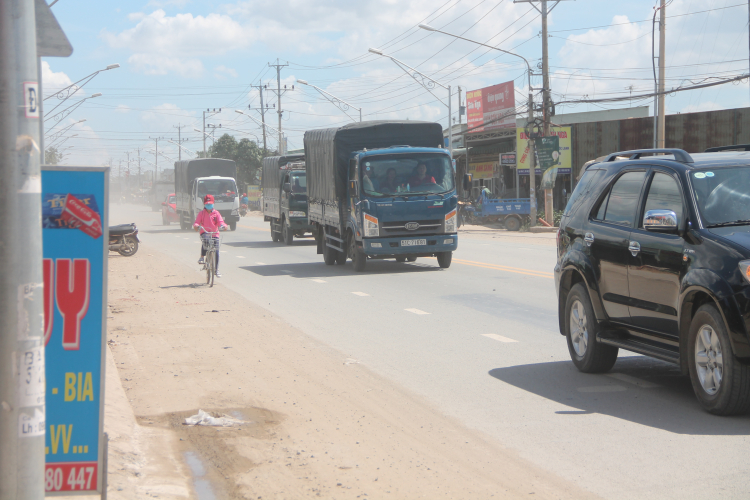 Xe cộ lưu thông trên đường Nguyễn Văn Bứa, trước dự án Phúc An City, rất nhiều (Ảnh: PV)
