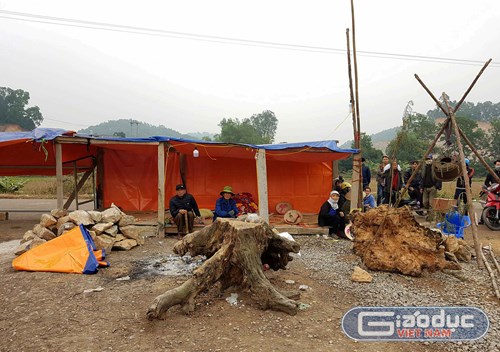 Hàng chục người dân xã Kỳ Sơn lập chốt ngăn doanh nghiệp khai thác đất trái phép