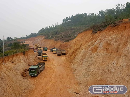 Núi Niêm Nội bị đào khoét tan hoang vì hành vi khai thác khoáng sản trái phép