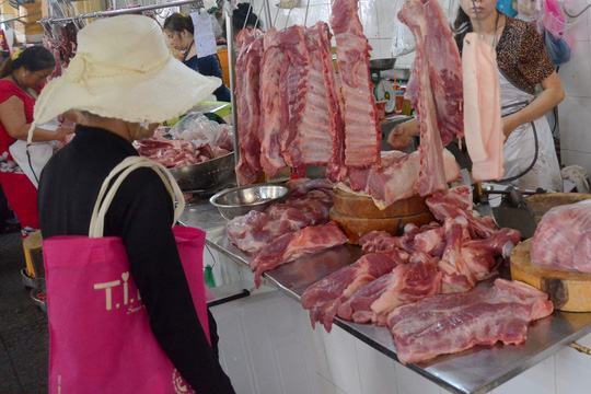 Thịt heo bán ở chợ rất dễ nhiễm vi sinh Ảnh: Tấn Thạnh