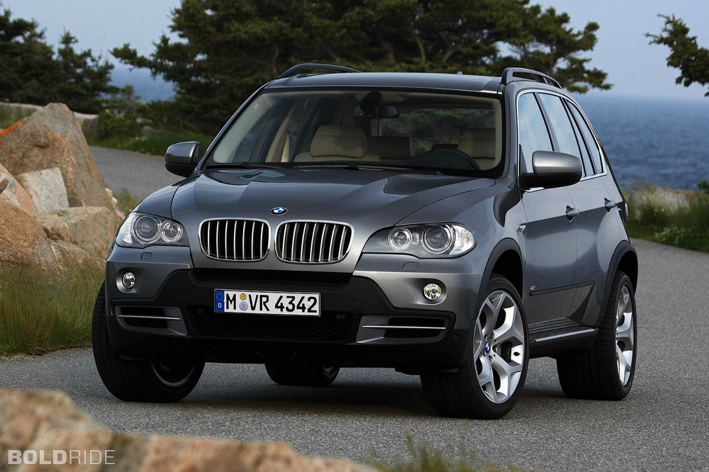 BMW X5 4.8 đời 2007 là chiếc ô tô cũ hạng sang, giá rẻ. Ảnh: Boldride