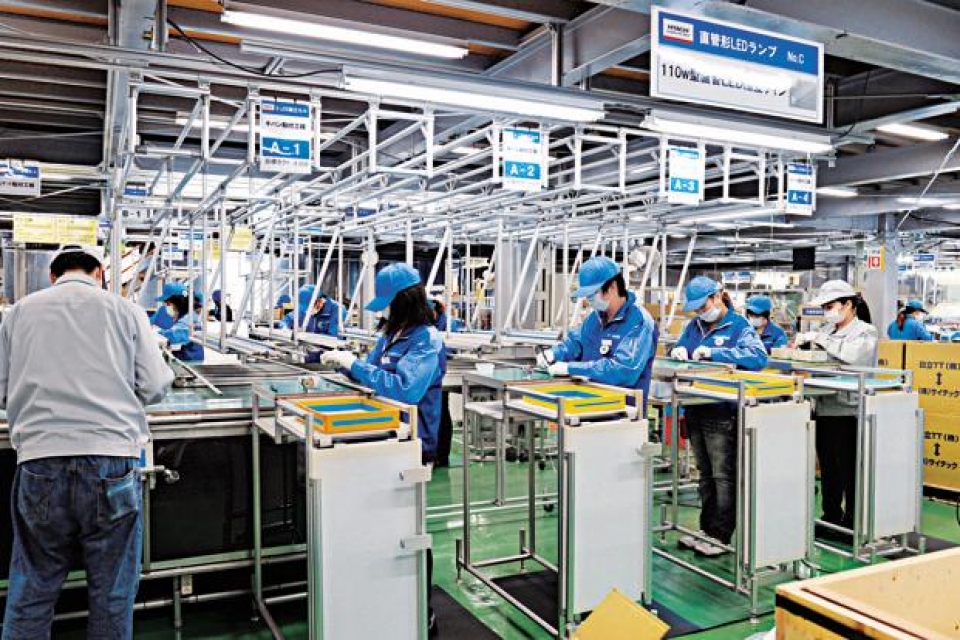 Các công nhân Nhật Bản làm việc trong nhà máy. (Nguồn: Livemint)