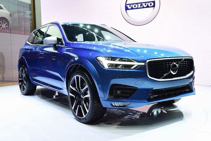 Sau gần 9 năm có mặt trên thị trường, mẫu crossover hạng D Volvo XC60 đã có thế hệ mới tại triển lãm Geneva 2017. Rất nhanh chóng, mẫu xe này cũng đã có mặt ở nước ta tại triển lãm ô tô Quốc tế Việt Nam 2017. Volvo XC60 mới vừa ra mắt đã tiếp tục thừa kế những tinh hoa công nghệ để trở thành mẫu xe an toàn hàng đầu thế giới. Về mặt thiết kế, XC60 2018 vẫn sở hữu cụm lưới tản nhiệt đặc trưng của Volvo.